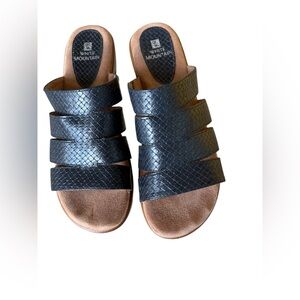 White Mountain Valora Dark Navy Textured Sandals EUC